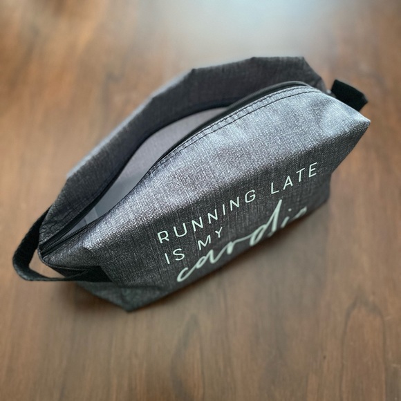 NWOT Thirty-One Let’s Go! Running Late is my Cardio Makeup Bag - Picture 3 of 4